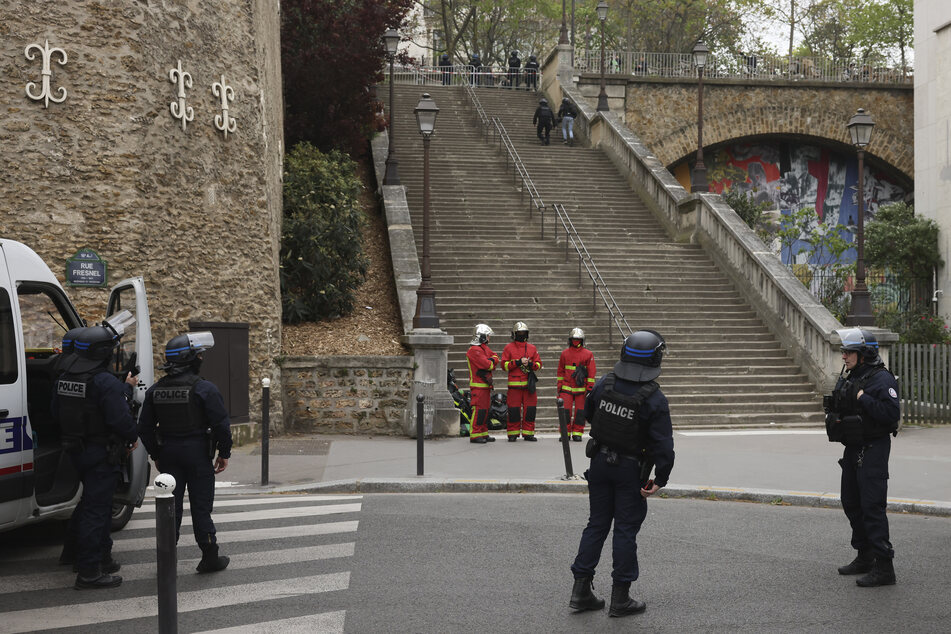 Polizisten und Rettungskräfte vor dem iranischen Konsulat in Paris.