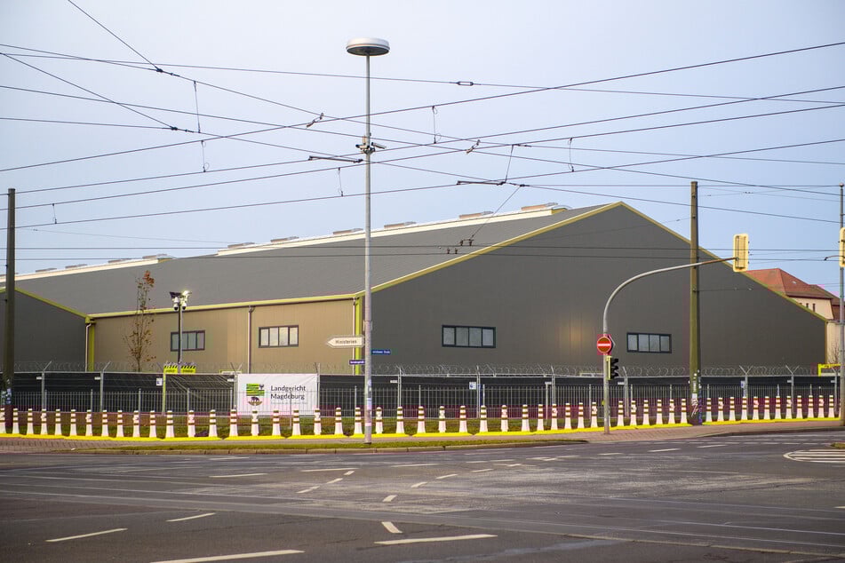 Der Prozess findet in einem extra gebauten Gerichtsgebäude am Jerichower Platz in Magdeburg statt.