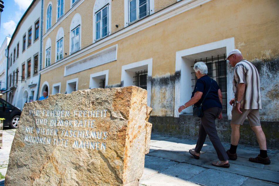 Der Gedenkstein mit der mahnenden Aufschrift "Für Frieden, Freiheit und Demokratie. Nie wieder Faschismus, Millionen Tote Mahnen" steht vor dem Geburtshaus von Adolf Hitler. (Archivbild)
