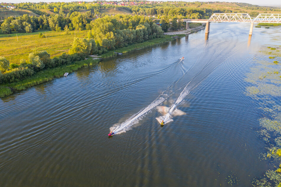 Zwei Jetskis auf dem Wasser. (Symbolbild)