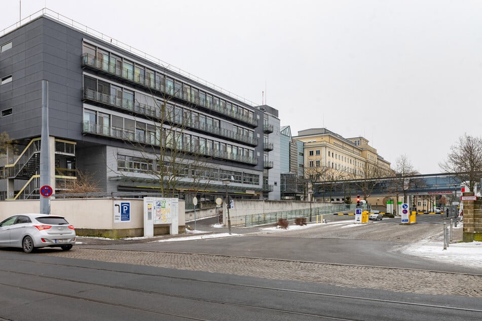 Am Dresdner Uniklinikum arbeiten über 7000 Beschäftigte. Viele kommen mit dem Auto, was sie jetzt vor Probleme stellt.