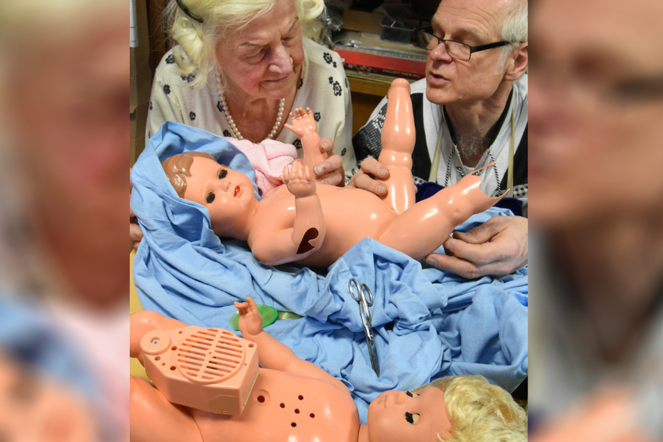 Holger Günther und seine 90-jährige Mutter Ingeborg begutachten zwei Puppen aus den 30er und 40er Jahren.