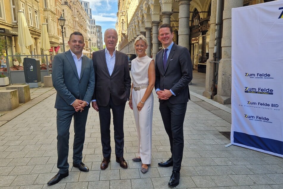 Von links nach rechts: Bezirksamtsleiter Ralf Neubauer, Dieter Becken, Geschäftsführer der "Becken Development GmbH", Aufgabenträgerin Mareike Menzel und Jan-Peer Lehfeldt, Hotelmanager des Hotels "Vier Jahreszeiten".