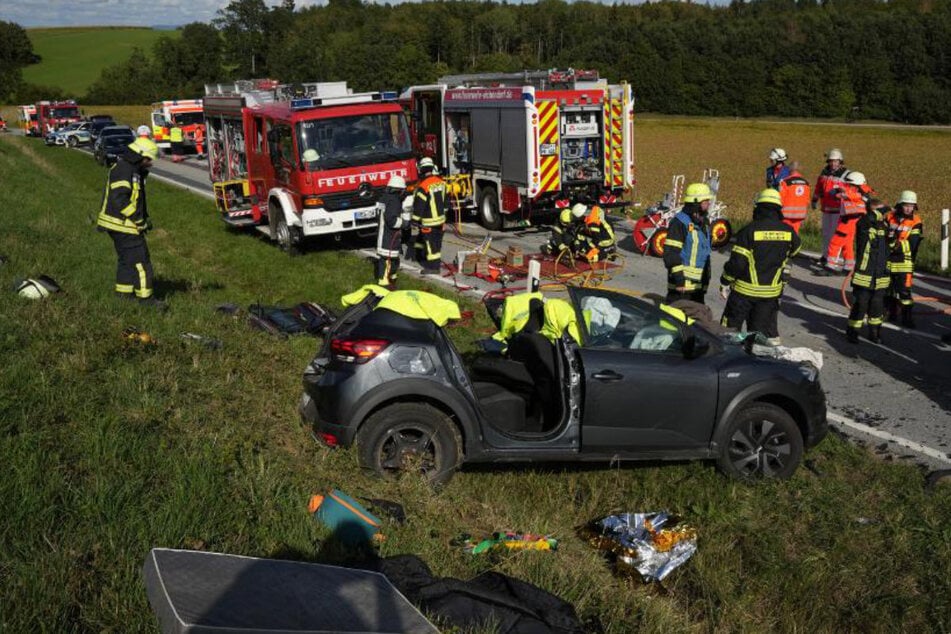 Bei dem schweren Unfall auf der Staatsstraße 2124 bei Wallerfing wurden zwei Menschen verletzt. Beide kamen mit Rettungshubschraubern in Krankenhäuser.
