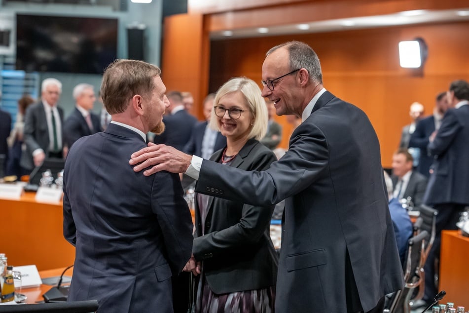 Kanzler Friedrich Merz (70, CDU, r.) lässt die bisherige Sport-Staatsministerin Christiane Schenderlein (44, CDU) ins Gesundheitsministerium versetzen. Mit dieser Entscheidung zeigt sich Sachsens MP Michael Kretschmer (51, CDU) unzufrieden. (Archivbild)