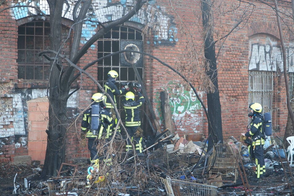 Die Feuerwehr musste sich auf umständlichem Wege den Zugang zum Gebäude erarbeiten.