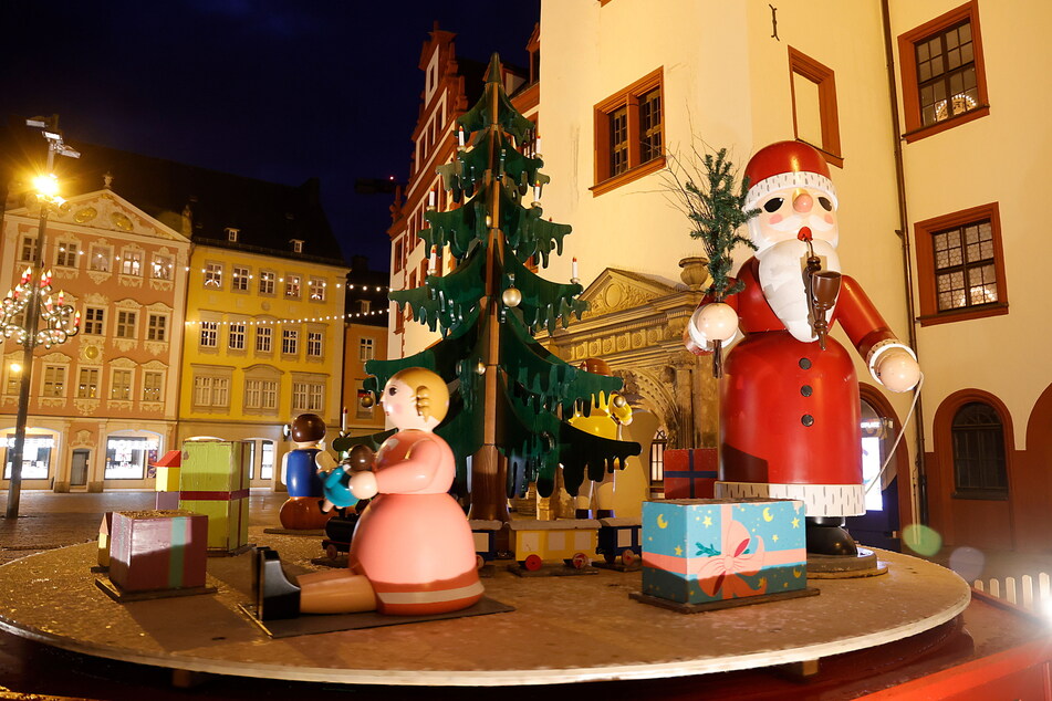 Auch der Abbau der weihnachtlichen Dekoration auf dem Markt und in der Innenstadt startet am Montag.