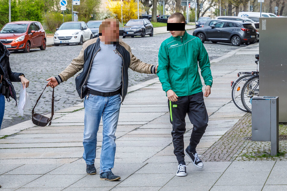 Überfall In Dresden Striesen Stückwerk Schichtleiter überwältigt Schießwütigen Pizza Räuber 17 