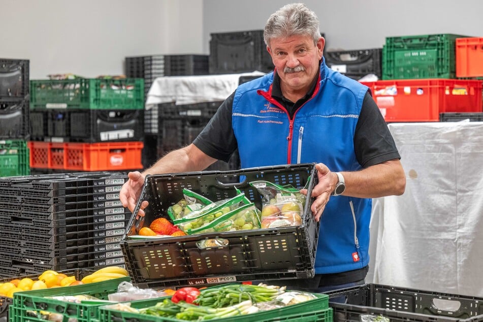 Tafel-Teamleiter Ralf Hutschenreuter (62) sortiert Lebensmittel.