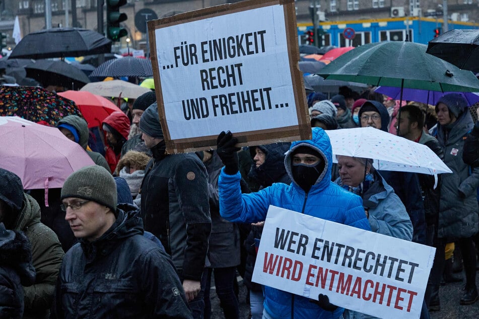 Corona-Impfgegner demonstrieren ohne Maske in Hamburg - solche Bilder soll es in Zukunft nicht mehr geben.