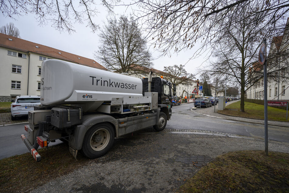 Ein Trinkwasser-LKW steht für die Anwohner bereit.