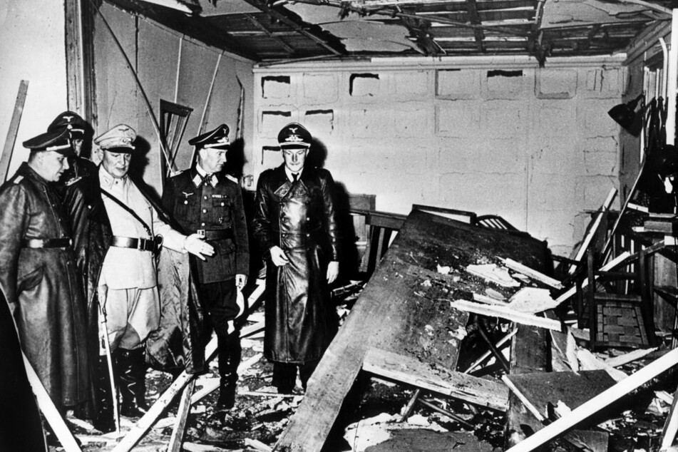 Reichsmarschall Hermann Göring (†53, helle Uniform) und der Chef der "Kanzlei des Führers", Martin Bormann (†58, l.) nach dem Stauffenberg-Attentat im Raum der Karten-Baracke im Führerhauptquartier. (Archivbild)