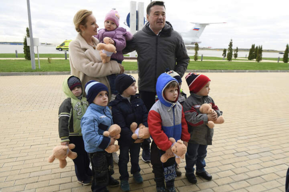 Hier posiert Putins Kindermädchen Maria Lewowa-Belowa (38) mit ukrainischen Raub-Kindern am Flughafen von Moskau. (Archivbild Oktober 2022)