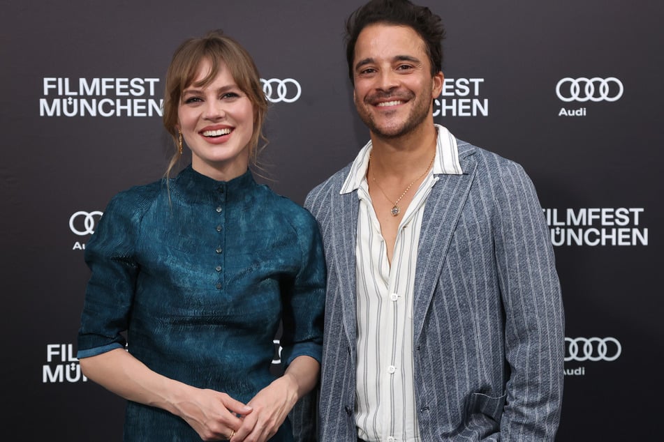 In der neuen Amazon-Prime-Serie schlüpft Alicia von Rittberg (32) in die Rolle der Miss Sophie, während Kostja Ullmann (41) Butler James verkörpert.