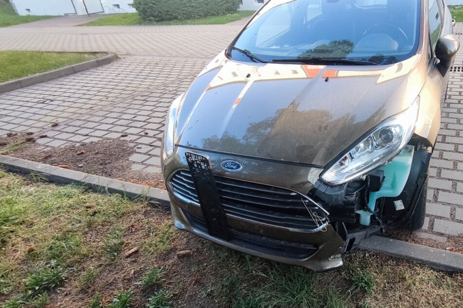 Der Ford des flüchtigen Seniors wurde bei dem Unfall vorne links stark beschädigt.