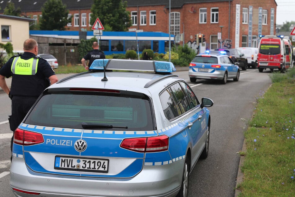 In einer Rostocker Tischlerei wurde ein Mitarbeiter mit einem Messer schwer verletzt.