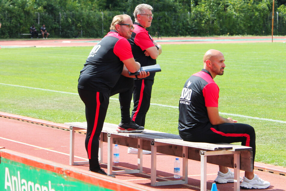 Co-Trainer Danny König (47, l.), Teamchef Roland Kroos (62, M.) und Assistent Velimir Jovanovic (35) leiten die Geschicke beim Greifswalder FC.