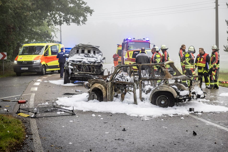 Der Trabi und der Ford fingen Feuer und brannten komplett ab.