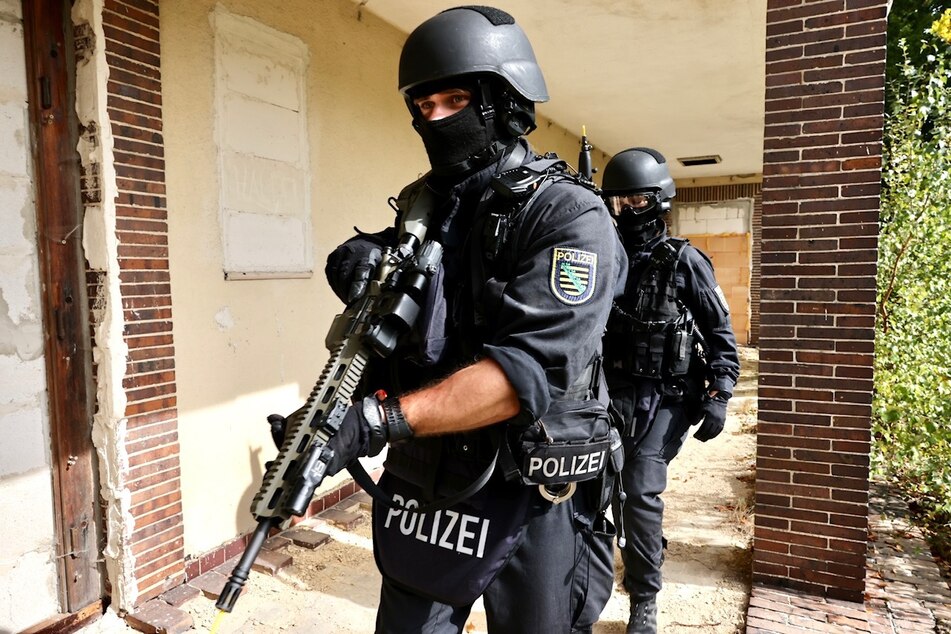 Wegen der Simulation eines Amoklaufs sind heute Polizisten mit Langwaffen in Sebnitz unterwegs.