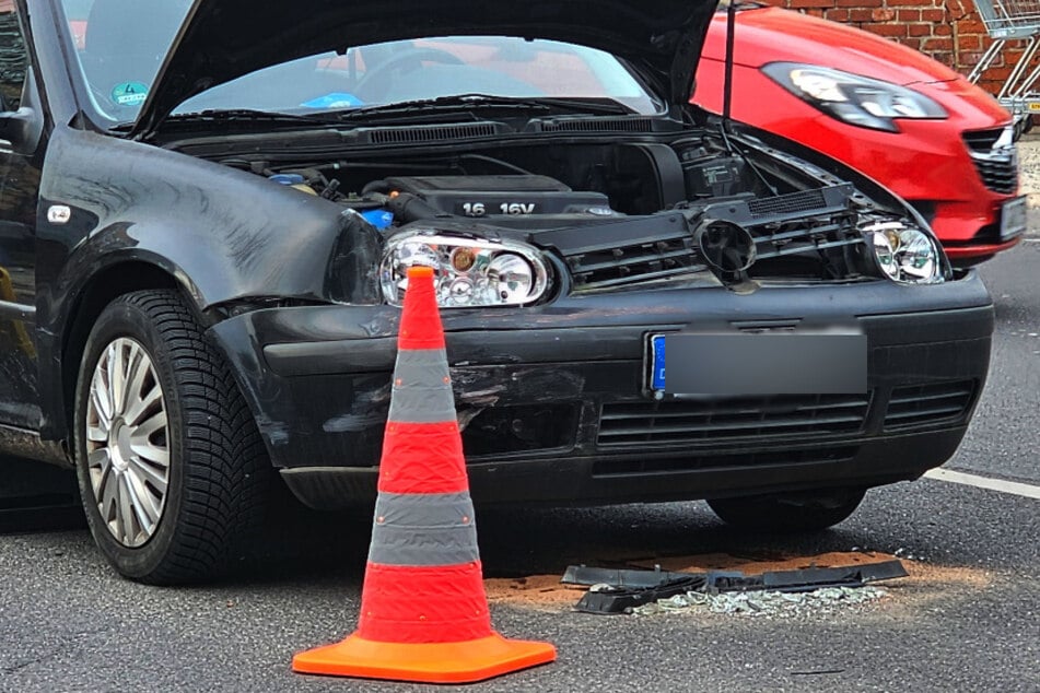 Der VW ist aus bislang ungeklärter Ursache in einen Ford gefahren.