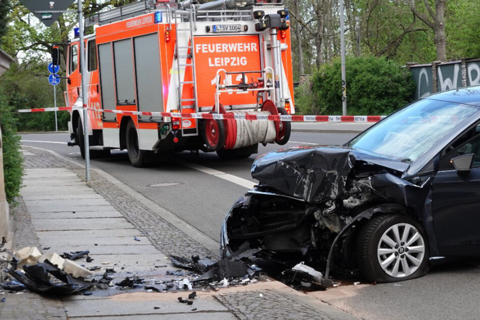 Heftiger Knall in Leipzig: Seat kracht in Hauswand