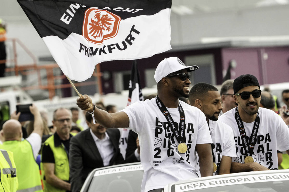 Almamy Touré (27, mit Fahne) wird Eintracht Frankfurt nach viereinhalb Jahren verlassen