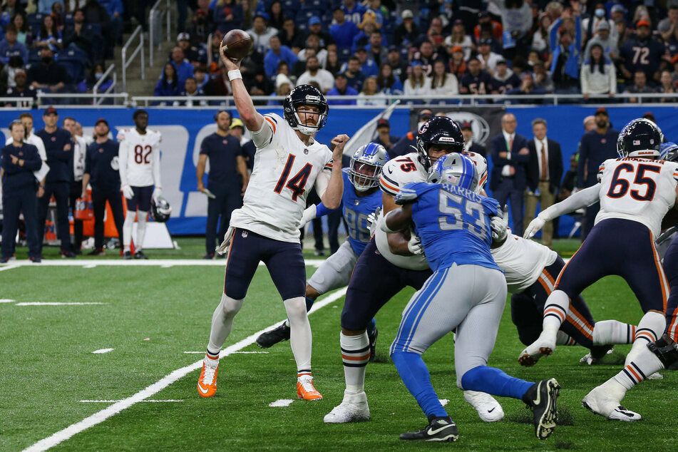 Bears quarterback Andy Dalton (c.) threw a touchdown against the Lions on Thursday.