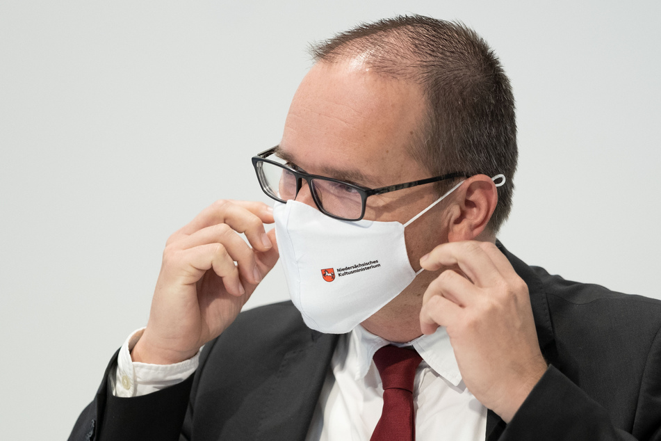 Niedersachsens Kultusminister Grant Hendrik Tonne (SPD) trägt vor Beginn einer Pressekonferenz zum Schulstart nach den Herbstferien in Niedersachsen einen Mund-Nasen-Schutz.