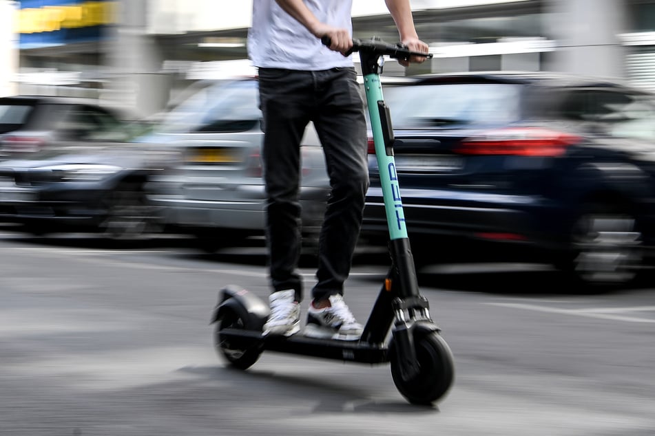E-Scooter gibt es inzwischen in vielen großen deutschen Städten. In Köln werden sie zum Problem, weil die Roller oftmals im Rhein landen.