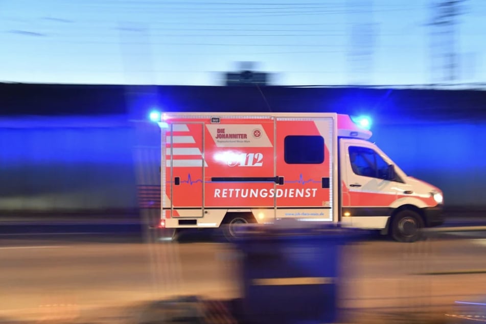 Die 64-Jährige musste in ein Krankenhaus gebracht werden. (Symbolbild)