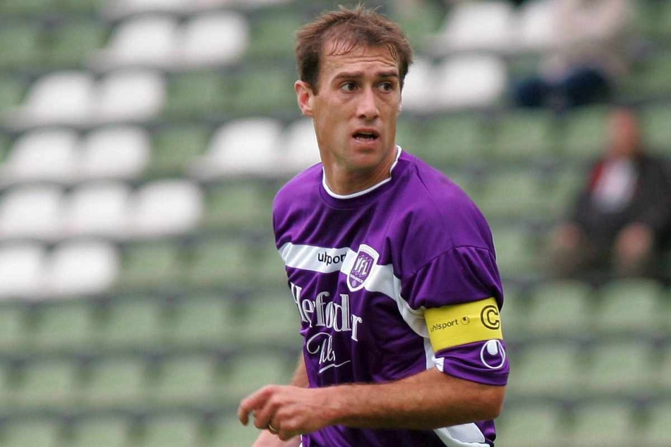 Mittelfeldspieler Joe Enochs hatte 2004 noch deutlich volleres und längeres Haar.