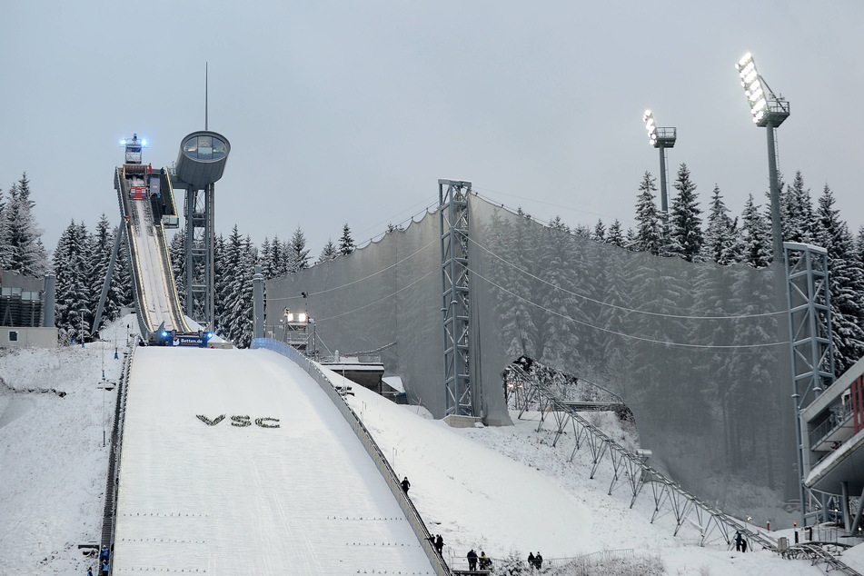 Die Großschanze in der Vogtland Arena. Um eine Ski-WM austragen zu können, benötigt man noch eine kleine, die 90-Meter-Schanze. Die könnte links neben der großen gebaut werden.