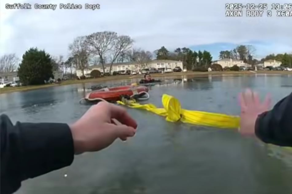 Der Versuch, den Jungen mit einem Rettungsring aus dem Wasser zu ziehen, scheiterte. Dann mussten die Polizisten selbst ins Wasser.