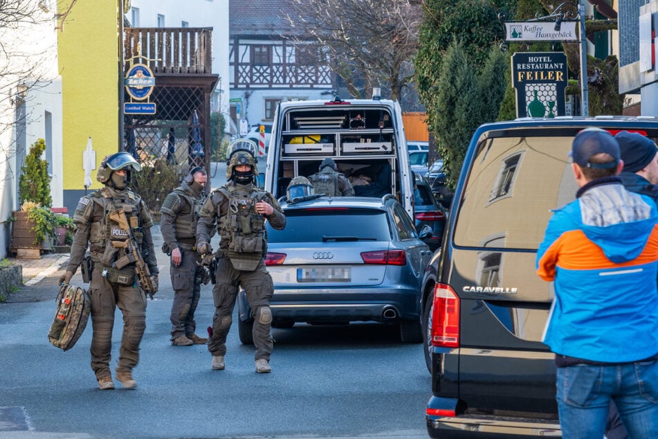 Im Rahmen von Feierlichkeiten ist es nachts im Landkreis Forchheim zu der Bedrohungslage gekommen. Dann rückte das SEK an.