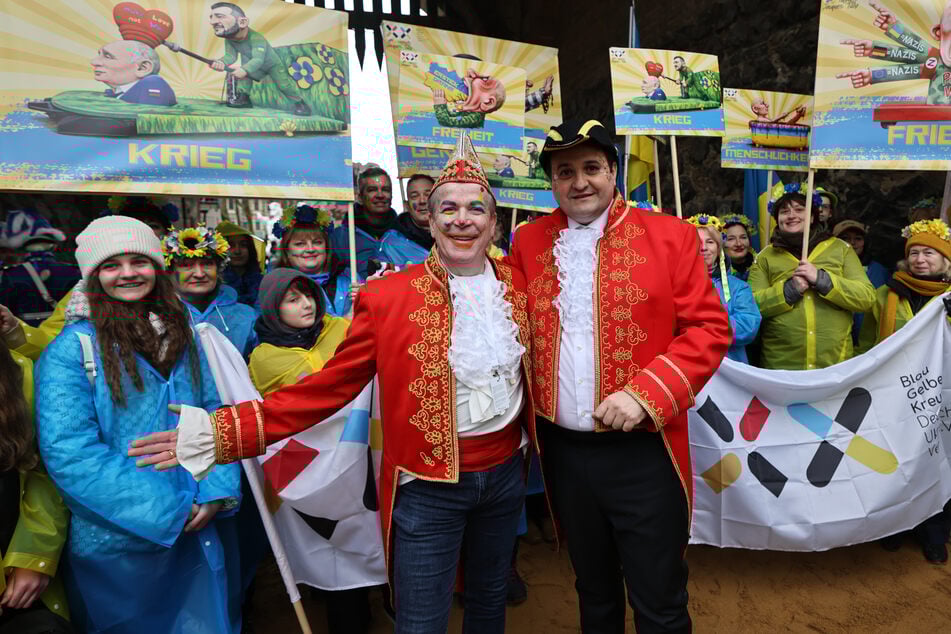 Der Vorstand des Festkomitees Kölner Karneval, Christoph Kuckelkorn (l), posiert mit Nathanael Liminski (40, CDU), Minister für Bundes- und Europaangelegenheiten, mit Karnevalisten des Blau-Gelben Kreuzes für ein Foto.