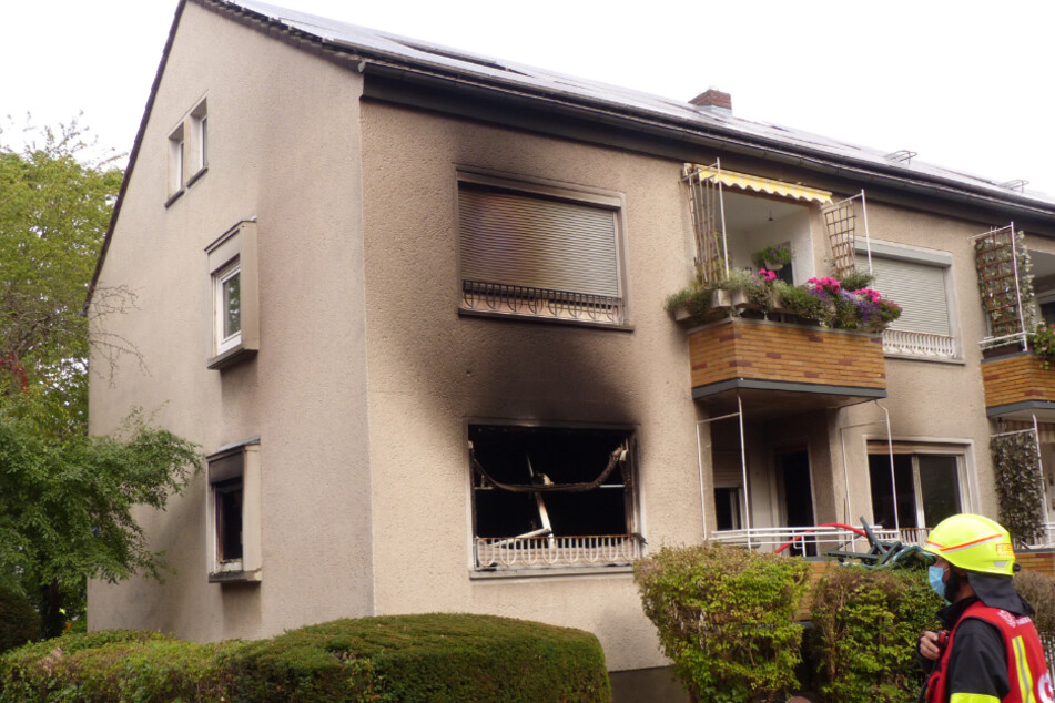 Frankfurt: Frankfurt: Feuerwehr rettet sechs Menschen aus brennendem Wohnhaus