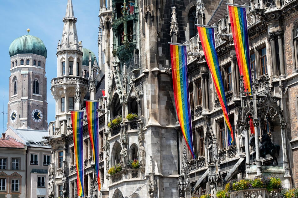 Regenbogenflaggen hängen vom Rathaus am Marienplatz in München. Die Stadt feiert am Wochenende den Christopher Street Day.