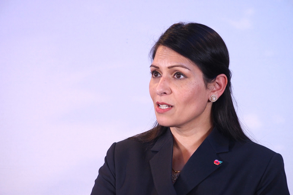 Laut Großbritanniens Innenministerin Priti Patel, sollen Reisen nur mit strengen Regelungen stattfinden.