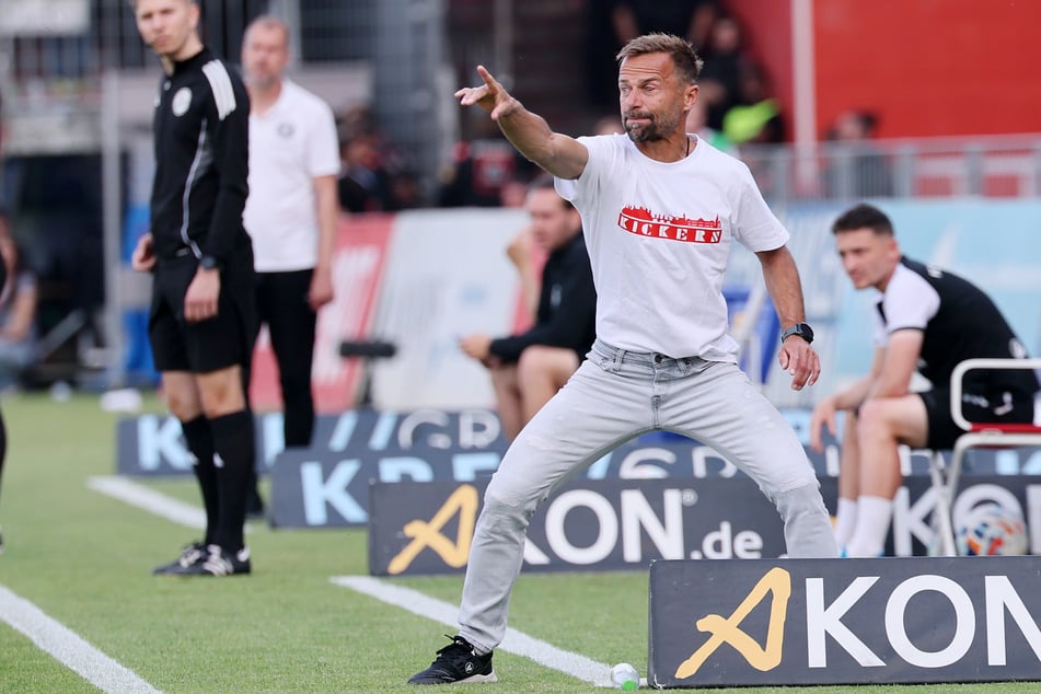 Voller Einsatz: Würzburg-Coach Michael Schiele treibt seine Jungs nach vorn.