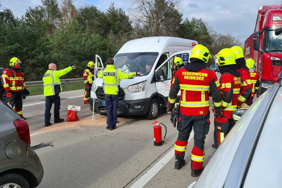 unfall a zwei unfalle auf der a10 lkw anhanger brennt komplett aus tag24