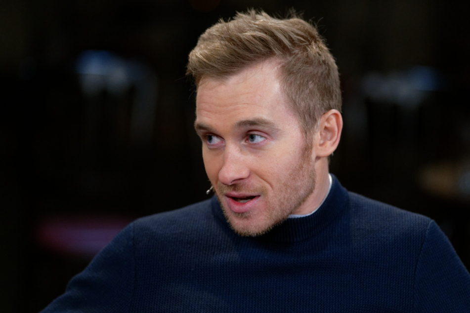 Samuel Koch spricht in einer Talkshow.
