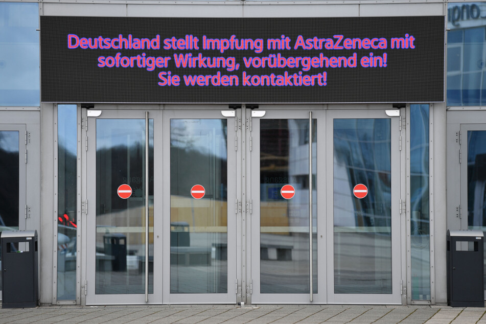 Mit einer Anzeigetafel wird am Impfzentrum in der Messe Erfurt über den Impfstopp informiert.