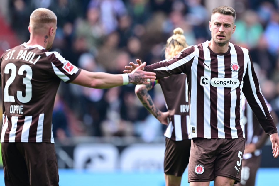 Hauke Wahl (32, r.) wird den FC St. Pauli nach drei Jahren verlassen und zum VfL Wolfsburg wechseln.