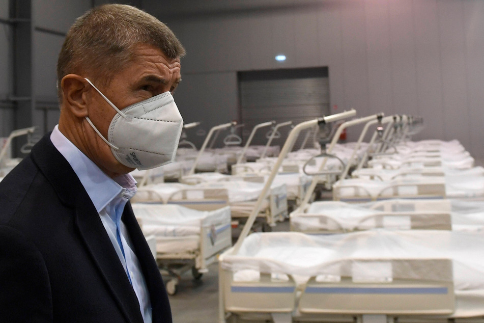 Tschechiens Premier Andrej Babis (64) beim Besuch eines Prager Krankenhauses.
