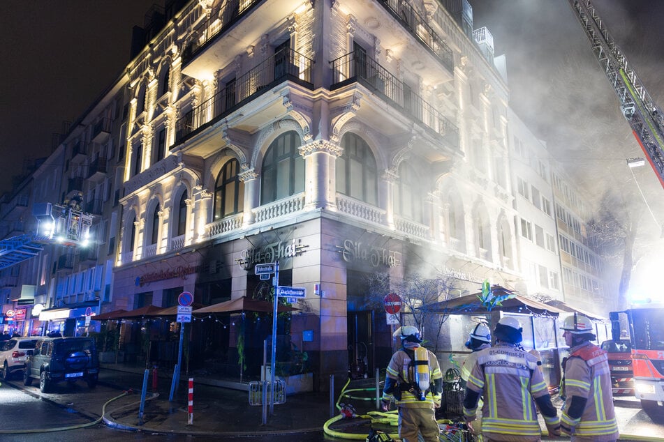 Schwarzer Rauch steigt über der Bahnstraße auf, als das Restaurant in Flammen steht.