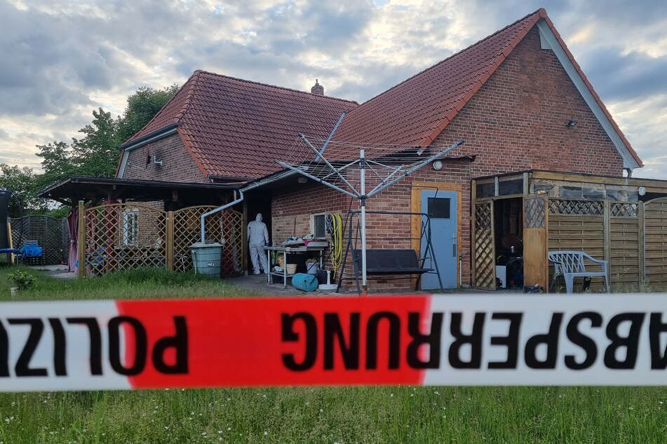 Die beiden Leichen wurden in einem abgelegenen Haus in Neustadt am Rübenberge bei Hannover gefunden.