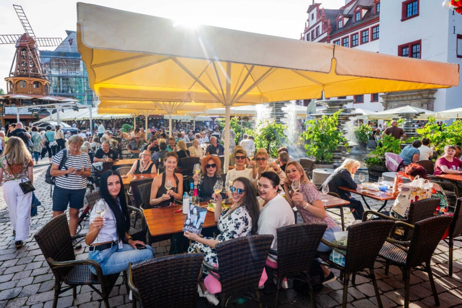 Das Chemnitzer Weinfest lockt viele Besucher an - bei jedem Wetter.