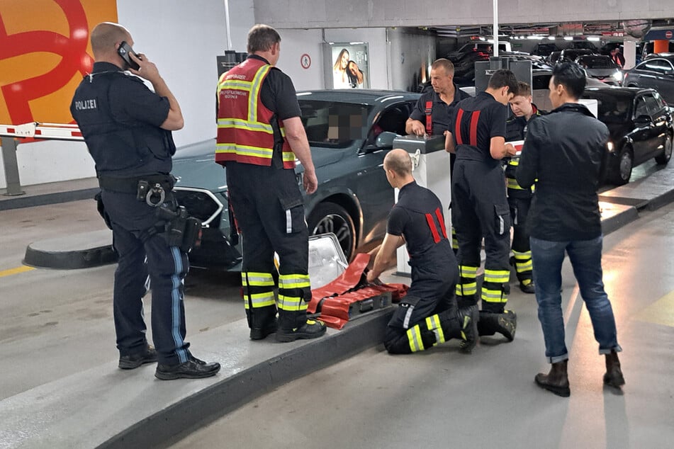 Die Feuerwehr half den wartenden Autofahrern.