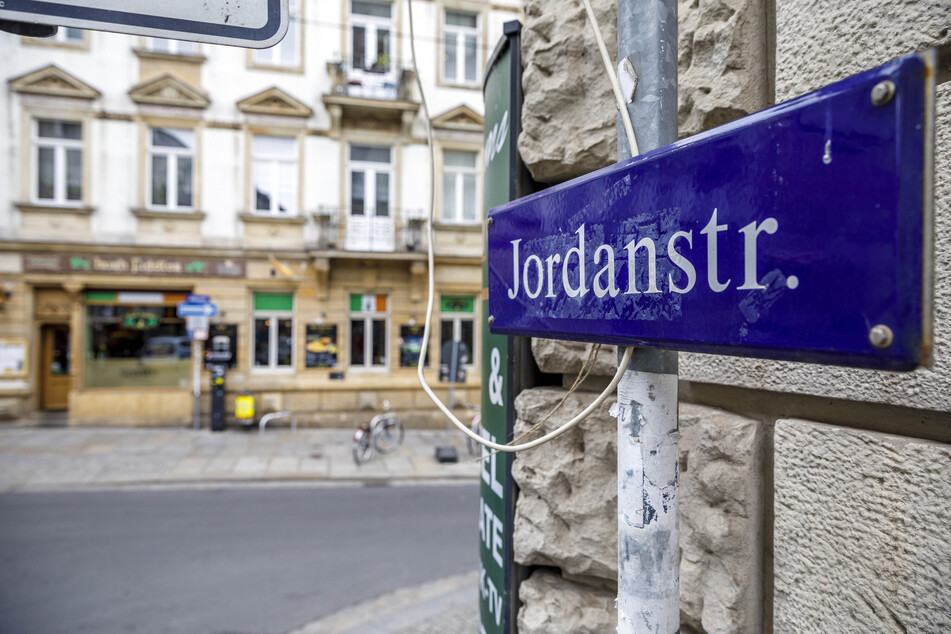 Mit Alkohol und Cannabis im Blut baute der 45-Jährige einen Unfall auf der Jordanstraße. (Symbolbild)