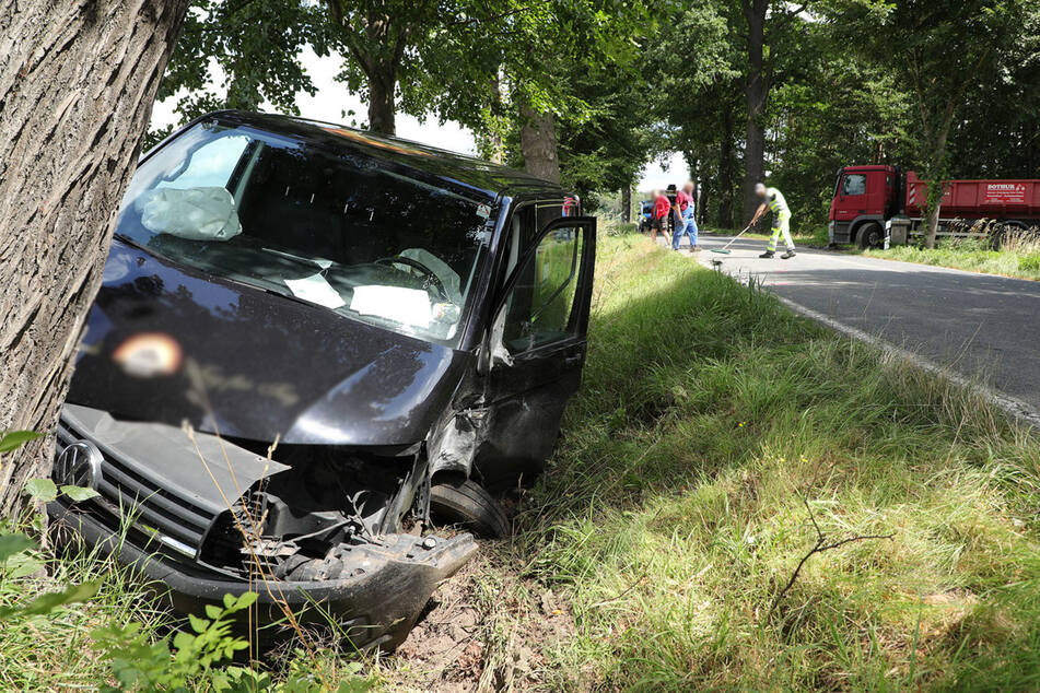 Der Kleintransporter krachte im Straßengraben gegen einen Baum.